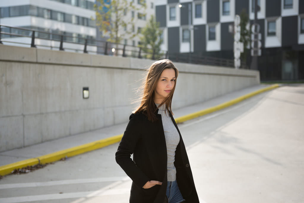 barbarawenzfotografie_portrait-wien-urban-stadt-schauspielerin-minimalismus-hübsch-wind-irisillieviech