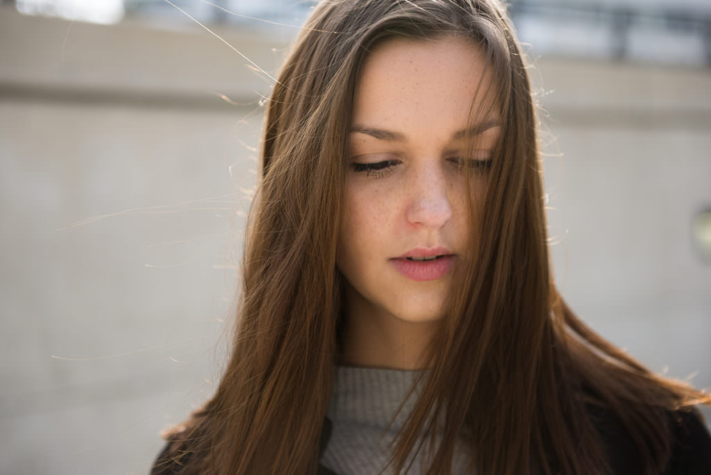 barbarawenzfotografie_portrait-wien-urban-stadt-schauspielerin-minimalismus-hübsch-wind-irisillieviech