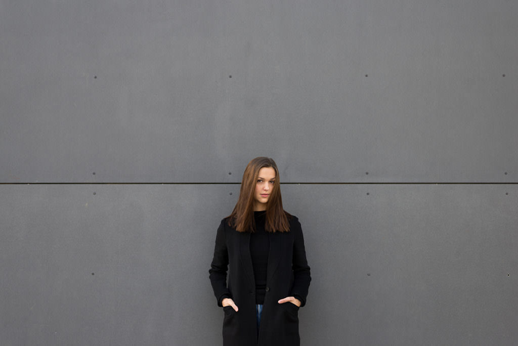 barbarawenzfotografie_portrait-wien-urban-stadt-schauspielerin-minimalismus-hübsch-wind-irisillieviech