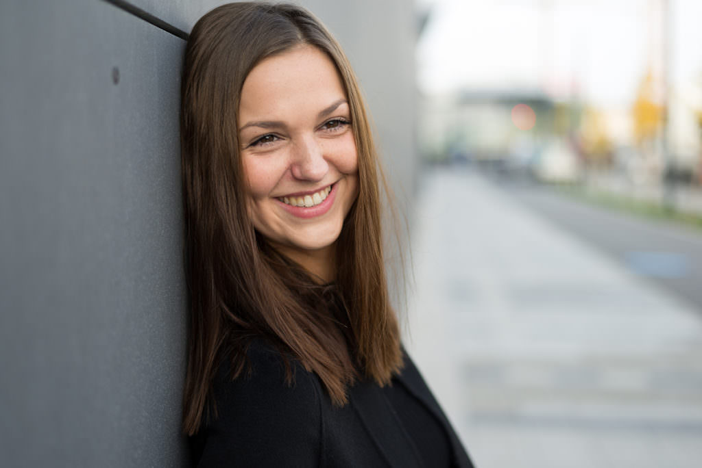 barbarawenzfotografie_portrait-wien-urban-stadt-schauspielerin-minimalismus-hübsch-wind-irisillieviech-lachend