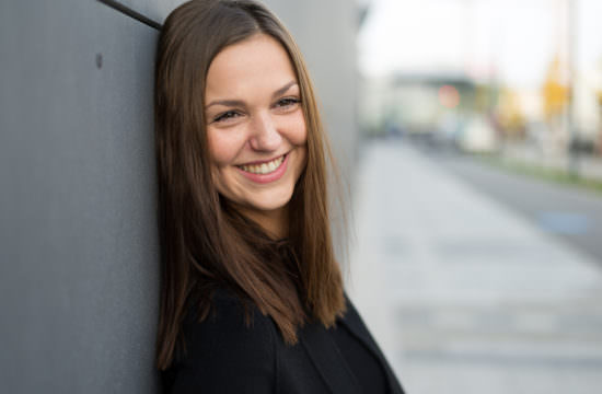barbarawenzfotografie_portrait-wien-urban-stadt-schauspielerin-minimalismus-hübsch-wind-irisillieviech-lachend