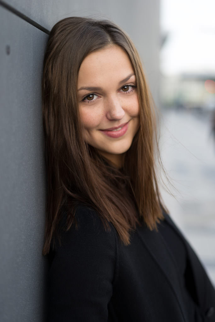 barbarawenzfotografie_portrait-wien-urban-stadt-schauspielerin-minimalismus-hübsch-wind-irisillieviech-lachend