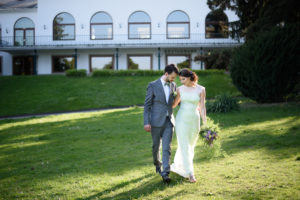 Frühlingshochzeit in Flieder und Grüntönen im Kurpark Bad Vöslau von Barbara Wenz Hochzeitsfotografin