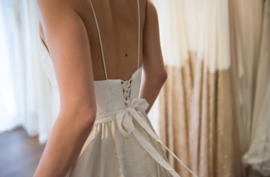 Brautkleid Anprobe Hochzeitsboutique Heyday Wien zarte Spitzenkleider Barbara Wenz Hochzeitsfotografie