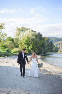 Paarfotos am Nachmittag sommerliche Strandhochzeit in der Wachau Barbara Wenz Fotografie