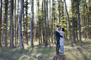 Natürliche entspannte Paarfotos im Wald Niederösterreich