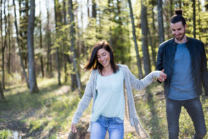 Natürliche entspannte Paarfotos im Wald Niederösterreich