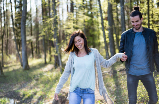 Natürliche entspannte Paarfotos im Wald Niederösterreich