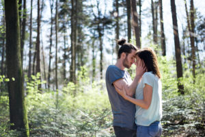 Natürliche entspannte Paarfotos im Wald Niederösterreich