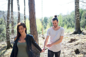 Natürliche entspannte Paarfotos im Wald Niederösterreich