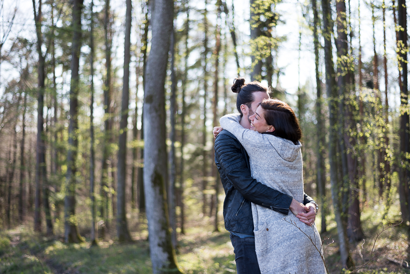 Natürliche entspannte Paarfotos im Wald Niederösterreich