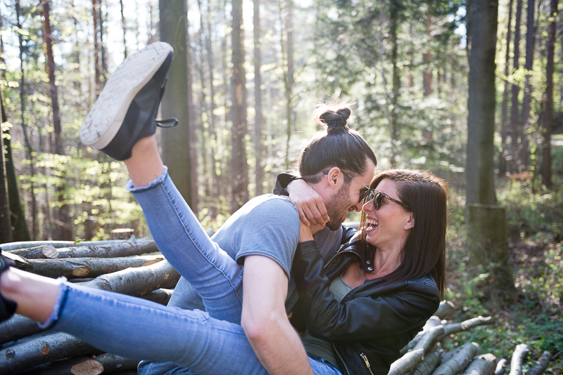 Natürliche entspannte Paarfotos im Wald Niederösterreich