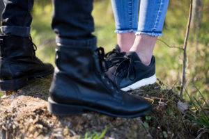 Natürliche entspannte Paarfotos im Wald Niederösterreich