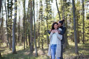 Pärchenfotos im Wald Niederösterreich natürlich