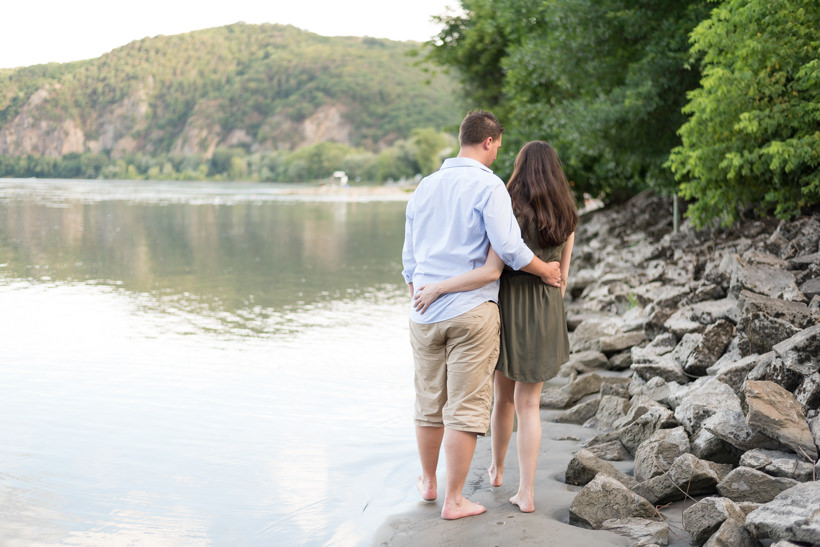 Paarfotos auf einem Strandabschnitt in Österreich Stift Dürnstein