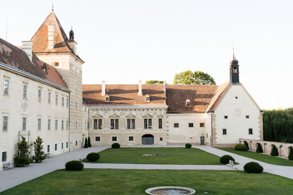 Schlosshochzeit in Niederösterreich fotografiert von Barbara Wenz