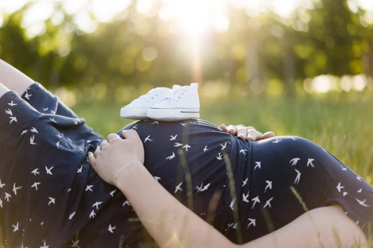 Babybauchshooting zwischen Weinreben und Kellergassen